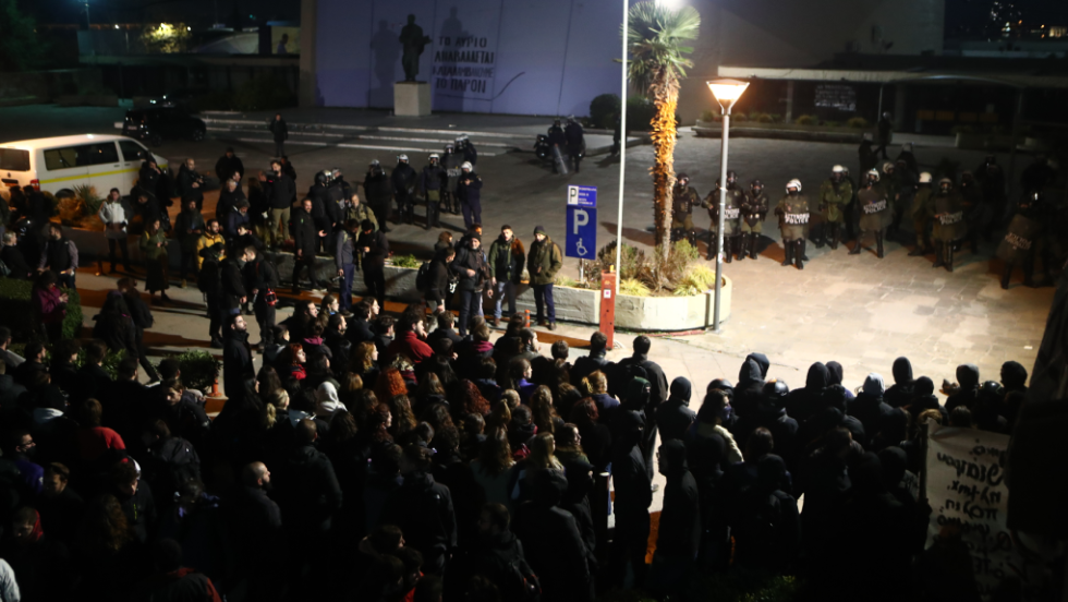 ΑΠΘ: φοιτητές απέναντι στα ΜΑΤ/ΕΚΑΜ